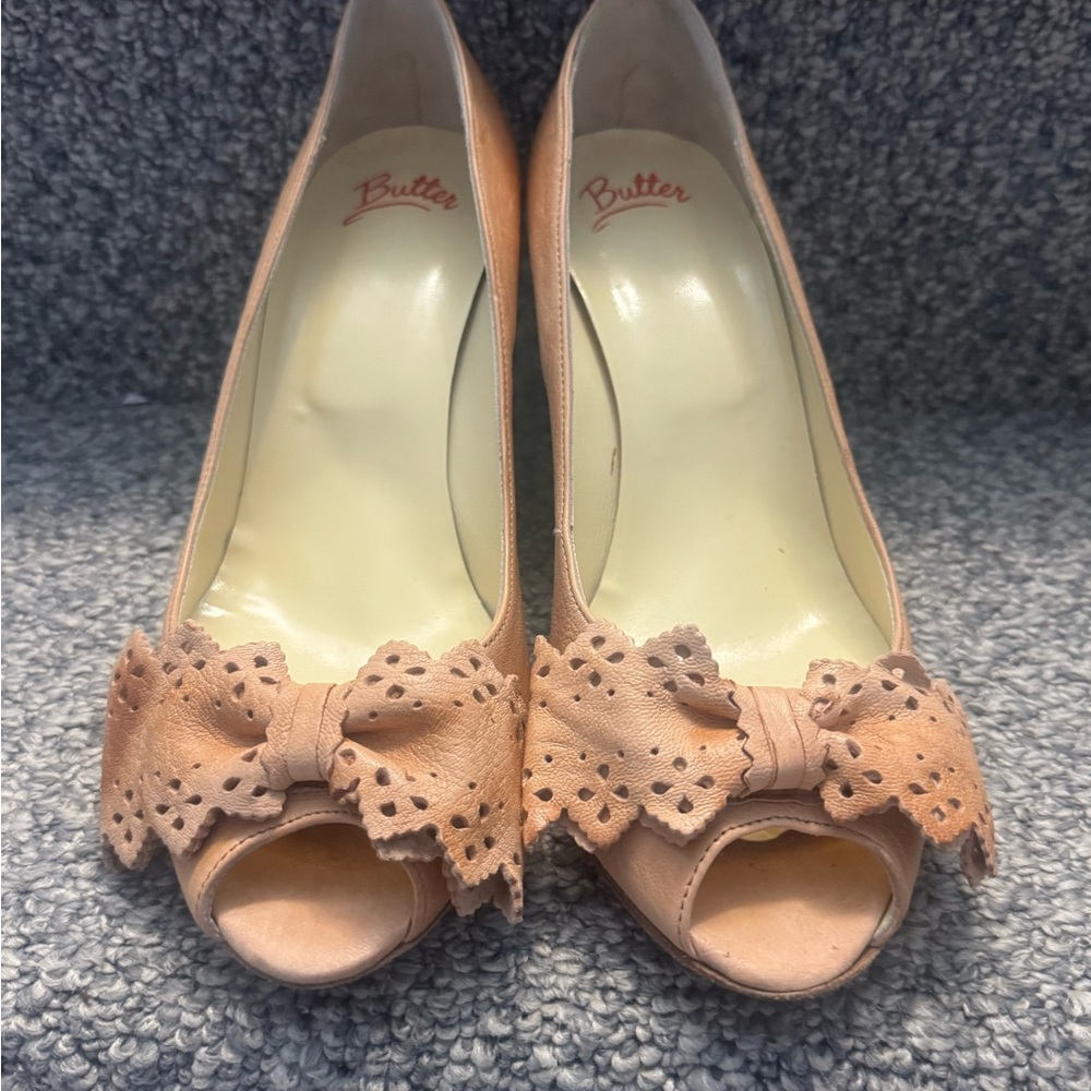 Butter Women's Peep Toe Bow Heels - Tan